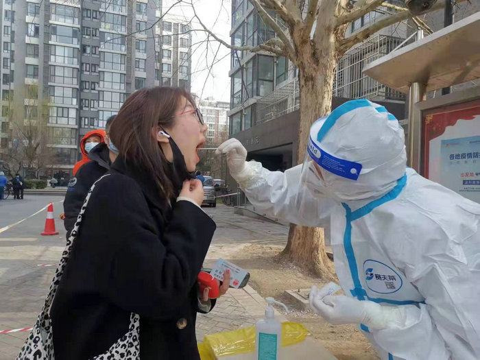 东城区第一人民医院支部田园参加东城区核酸检测.jpg