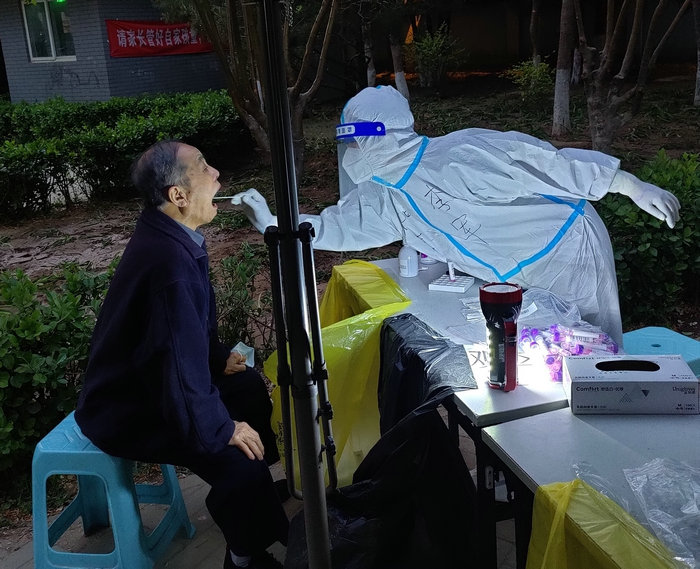 和平里医院支部党员李军参加东城区核酸检测工作.jpg