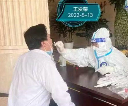 和平里医院支部党员王爱荣参加东城区核酸检测工作2.jpg