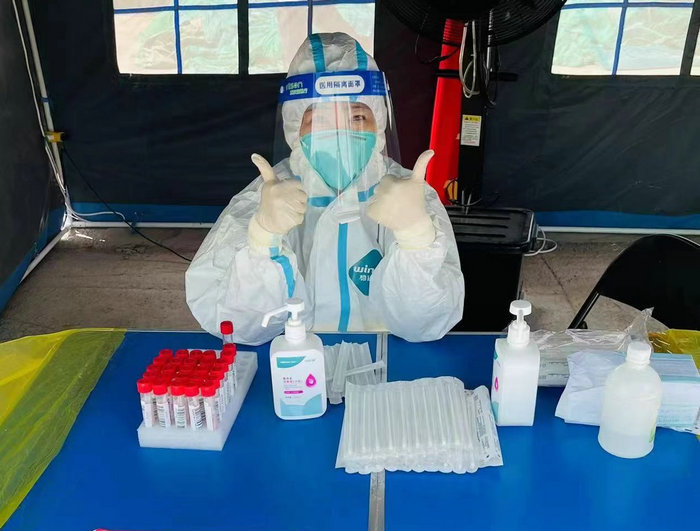 平普仁医院支部贾世英参加东城区核酸检测.jpg