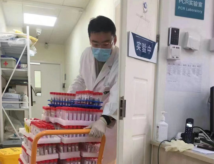 普仁医院支部孙进为核酸检测做准备.jpg