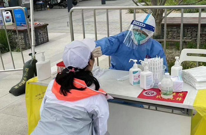 普仁医院支部陆娟参加东城区核酸检测.jpg